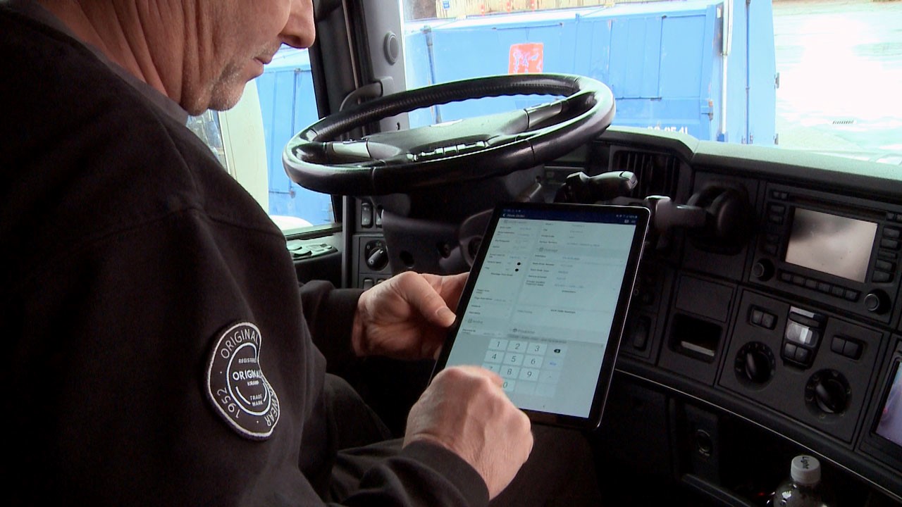 Når spildolietanken meddeler, at den skal tømmes, får chaufføren besked på sin iPad.